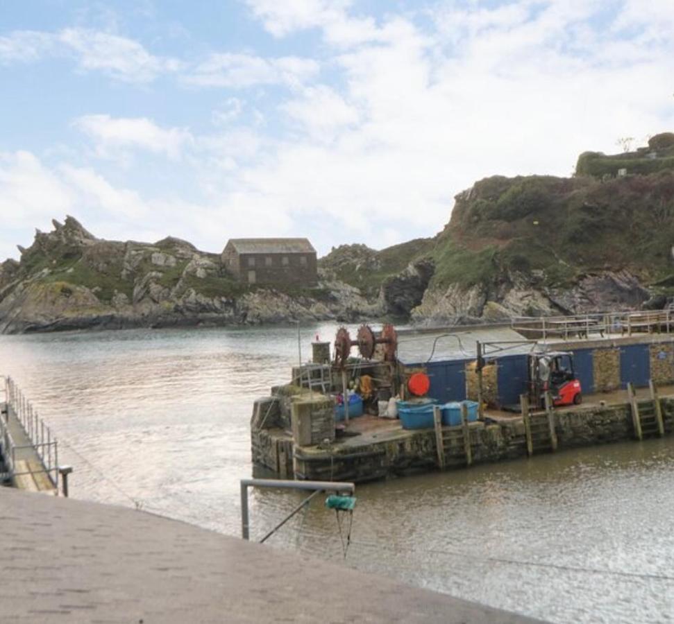 Spindrift Is A Beautiful Newly Refurbished Three Bedroom Private Family House Located On The Old Harbour And The Coastal Path In The Heart Of Beautiful פולפרו מראה חיצוני תמונה