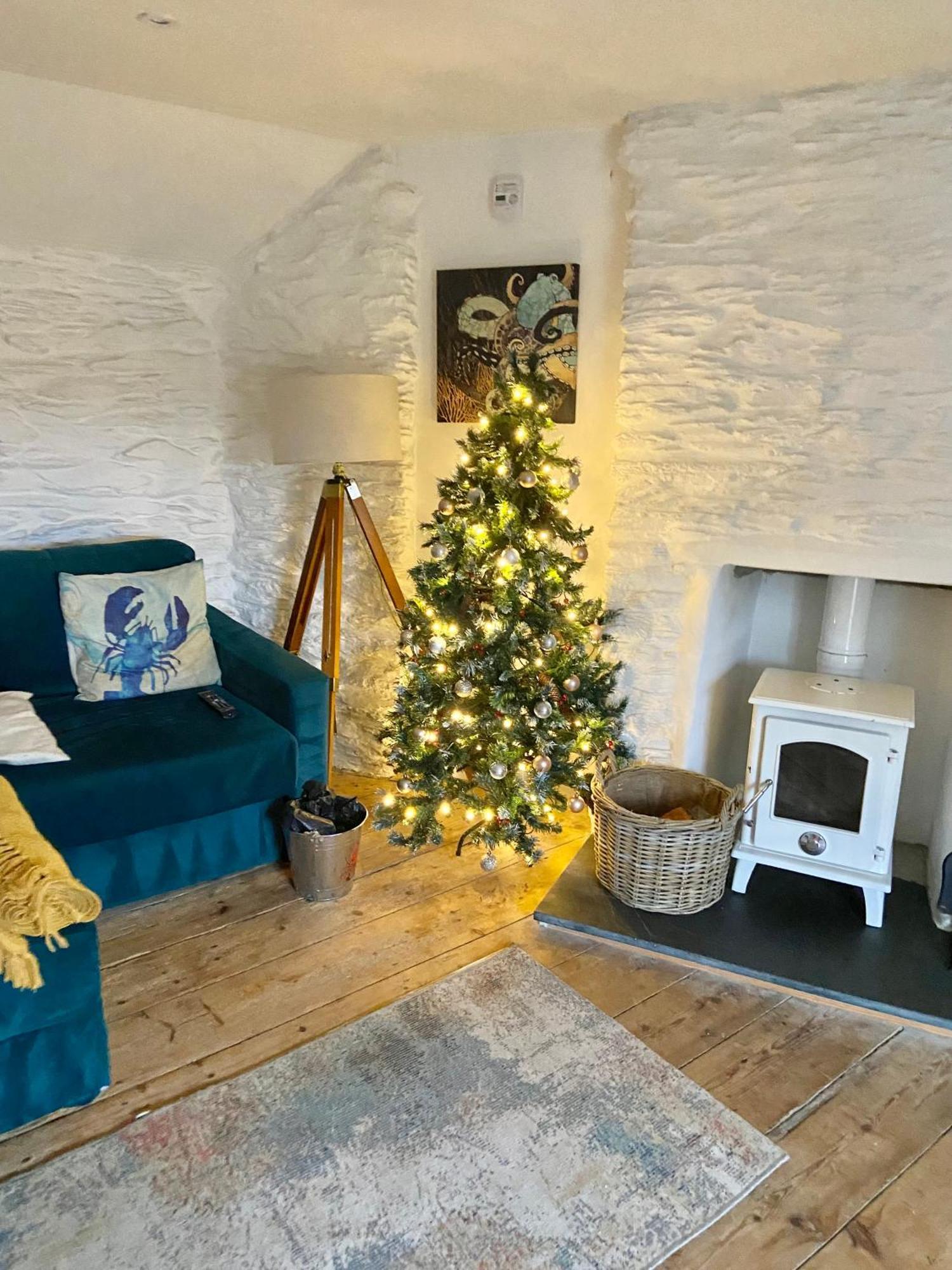 Spindrift Is A Beautiful Newly Refurbished Three Bedroom Private Family House Located On The Old Harbour And The Coastal Path In The Heart Of Beautiful פולפרו מראה חיצוני תמונה